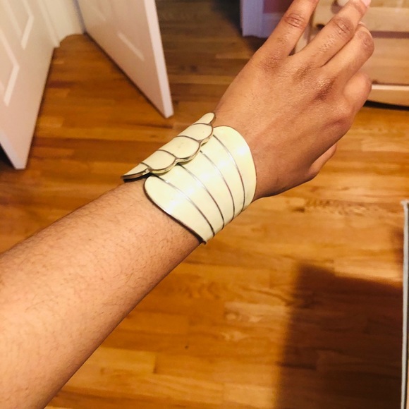 Shell Cuff - Picture 2 of 3